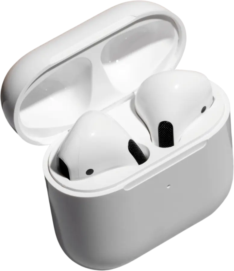Белые наушники AirPods в зарядном кейсе